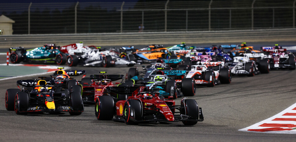 Formel 1-sirkuset starter og slutter i tussmørket, her fra Bahrain Grand Prix i år. Her gir vi deg full oversikt over hvilke tidspunkter det blir aktivitet på gjennom hele 2023-sesongen, ferdig utregnet i norske tider.