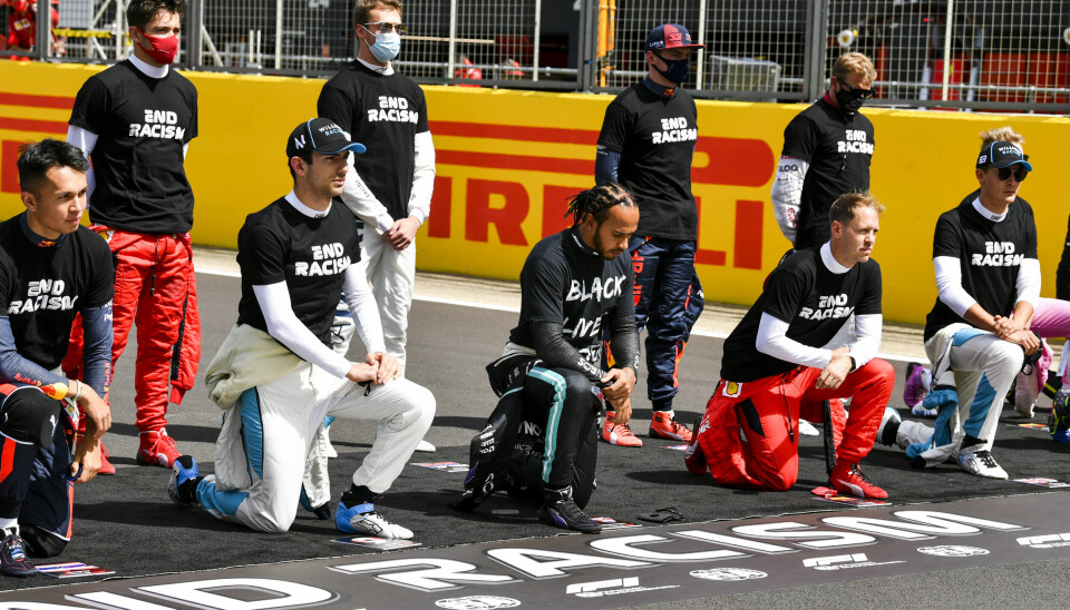Kampen mot rasisme er ett av flere politiske budskap som har kommet tydelig fram i Formel 1-sporten de siste årene. Nå blir det hakket mer vrient å få et slikt budskap fram for Formel 1-førerne.