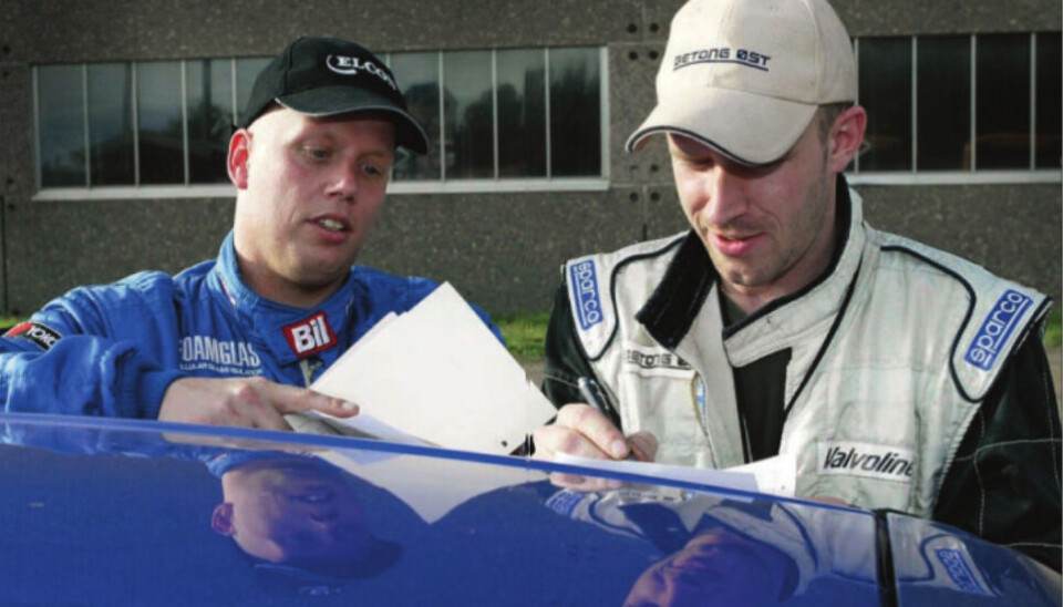 Ragnar Engen og Jens Olav Løvhøiden i forbindelse med den høydramatiske NM-finalen på Hamar i 2004, hvor gullet gikk til Engen og Thomas Schie med ett fattig tidels margin.