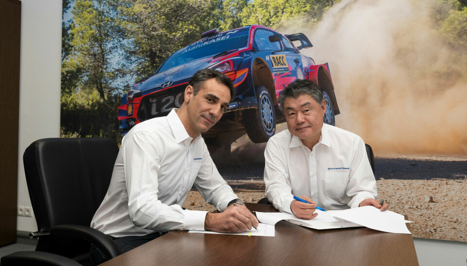 Cyril Abiteboul under kontraktssigneringen sammen med Hyundai Motorsport-president Sean Kim.