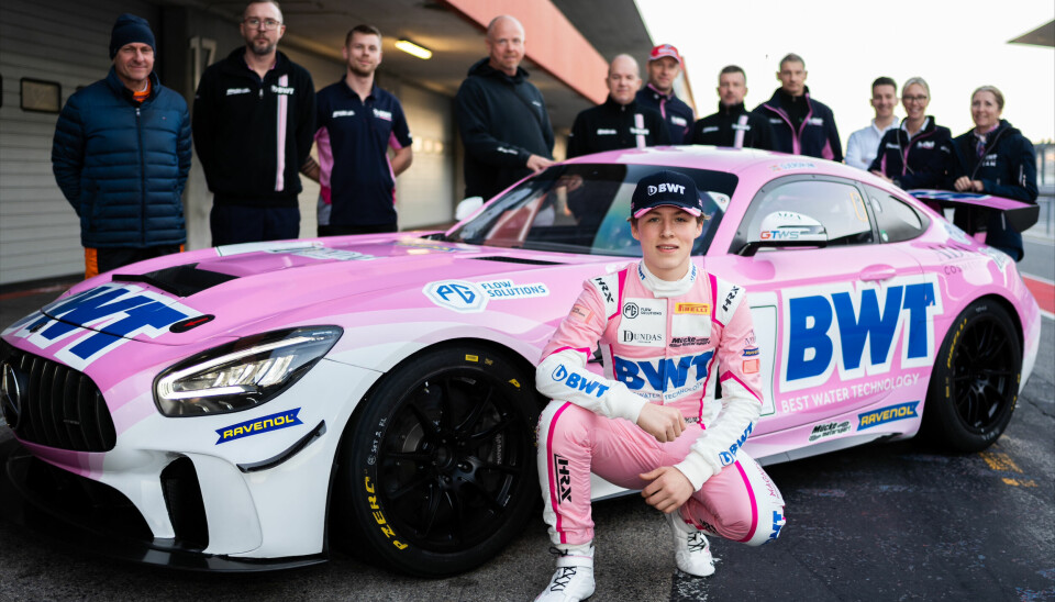 BWT kominbert med rosa dekor er etterhvert blitt et markant objekt i internasjonal motorsport, og nå kler Emil Gjerdrum på seg disse fargene når han tar steget ut i Europa denne sesongen sammen med Mercedes-teamet Mücke Motorsport.