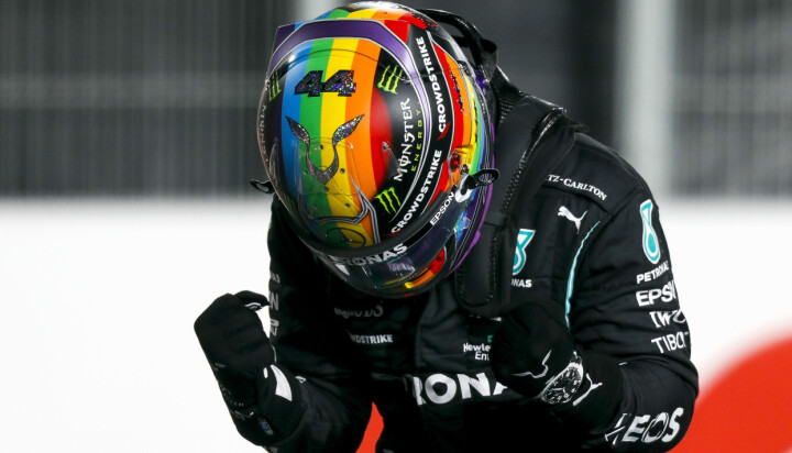 Lewis Hamilton med regnbuehjelm i Qatar 2021.