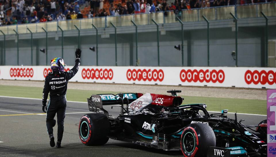 Lewis Hamilton vinker til publikum etter kvalifiseringen i Qatar i 2021. Denne sesongen er det ikke sikkert han gjør det samme.