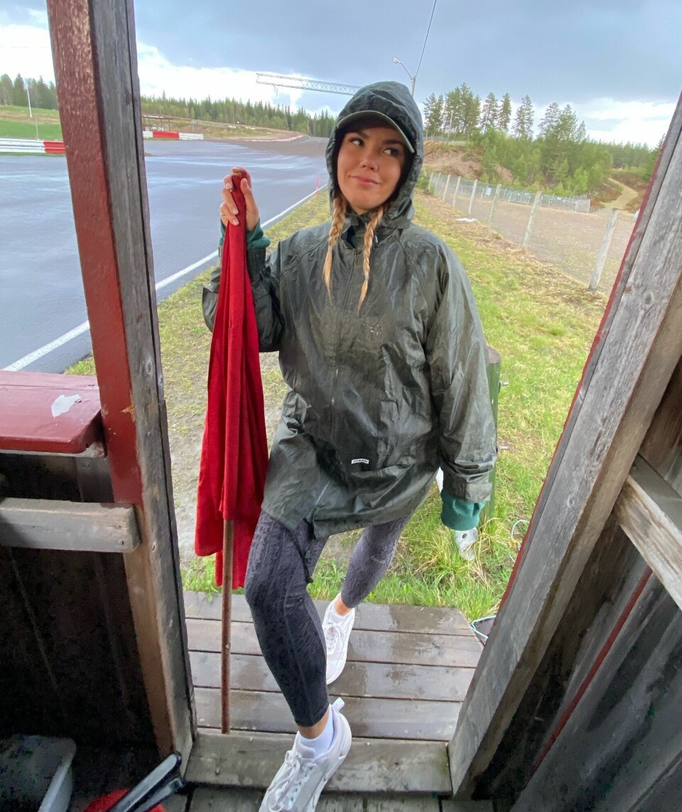 Selv om hun er lisensiert funksjonær med en framtidig plan om å sitte på juryrommet, så bunner Malin Bredesens engasjement ut i frivillig arbeid på Finnskogbanen i Åsnes.