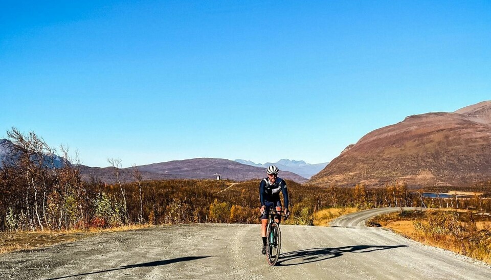Valtteri Bottas elsker å ta sykkelen fatt, og med kort vei til norskegrensa fra hytta i Kilpisjärvi, så er ikke dette bildet noe sensasjonelt syn å komme borti dersom du befinner det i nordlige trakter av Norge mellom Formel 1-slagene.