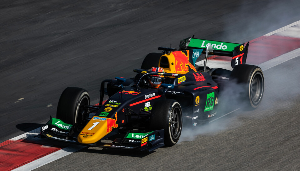 Dennis Hauger starter årets Formel 2-sesong med åtte poeng fra dagens sprintløp.