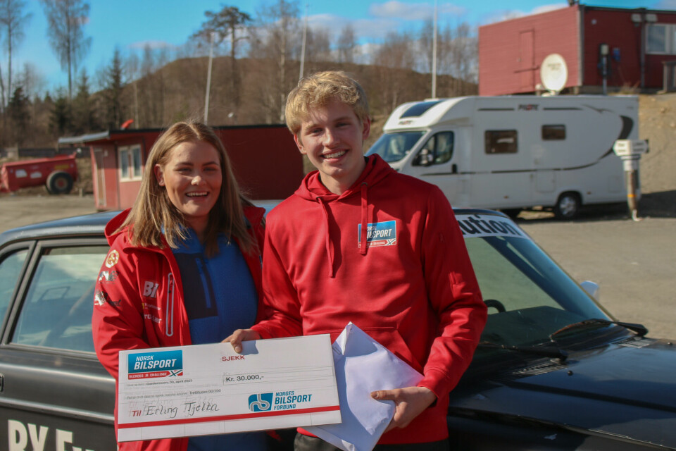 Erling Tjelta hadde all grunn til å smile som årets vinner av Bilcross Jr. Challenge. Her med Andrine Rafoss.