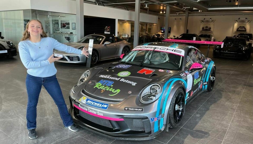Her viser Isabell Rustad stolt fram årets doning, en Porsche vi kjenner godt fra både Carrera Cup og ikke minst Supercup. Denne helgen starter et helt nytt eventyr i hennes bilsportkarriere.