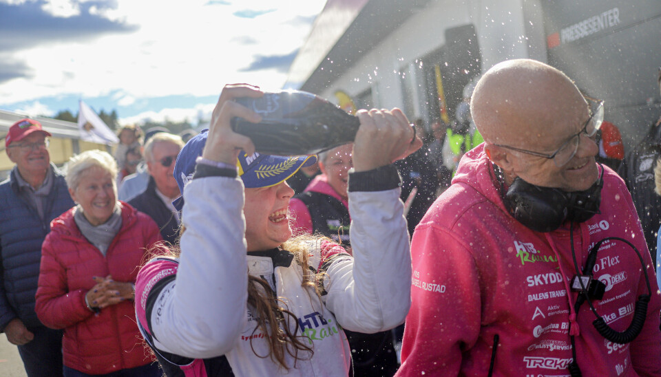 Under Porschefestivalen på Rudskogen i fjor høst stjal Isabell Rustad showet med to imponerende pallplasser. Her feirer hun andreplassen med champissprut på pappa Tommy. Og denne ene løpshelgen kan ha definert resten av bilsportkarrieren hennes.