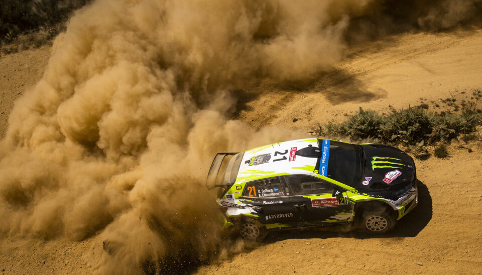 Oliver Solberg legger foreløpig både støyskyen og konkurrentene bak seg i Rally Portugal.