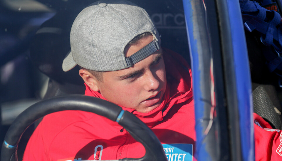Tobias Grandum Spangen (15) vant Bilsporttalentet 2022 og med det 300.000 kroner. Han foretrekker å kjøre med grus under hjulene, og for ham er juniorklassen i rallycross hans første steg mot den videre drømmen om en dag kanskje å leve av bilsporten.
