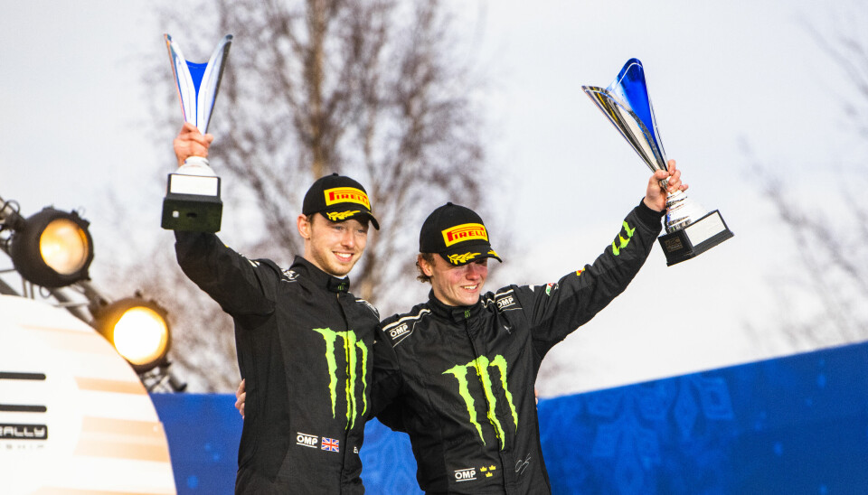 Oliver Solberg og kartleser Elliot Edmondson feirer seieren i Rally Sverige tidligere i år.