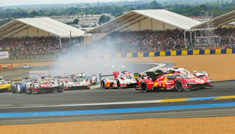 Snart er det igjen kamp om posisjonenen allerede inn i første sving på Le Mans, selv om det gjenstår 24 timer av løpet.