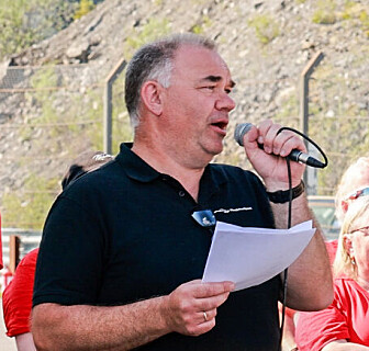 Tormod Dramstad leser opp vinnerne etter et av 8-timersløpene som ble kjørt i åpningen av mesterskapet.