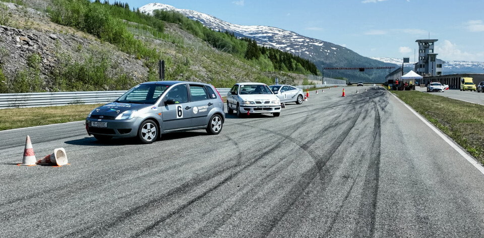 Et sett med biler manøvrerer seg gjennom en av tre kjeglesjikaner i åpningsløpet til Norsk FunSport.