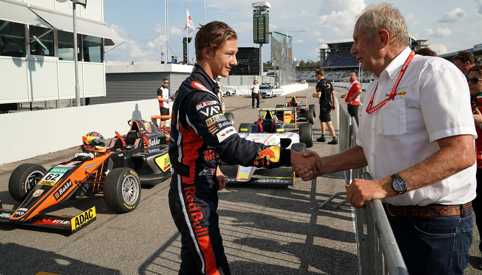 Dennis Hauger, som her gratuleres av Dr. Helmut Marko etter Formel 4-seieren på Hockenheim i 2019.