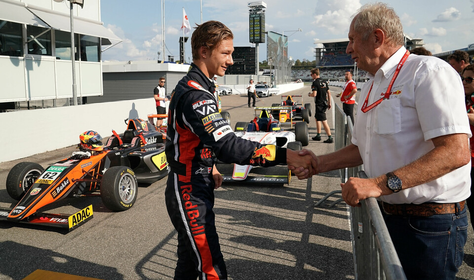 Dennis Hauger og Helmut Marko har samarbeidet lenge, her etter et Formel 4-løp i 2019. Etter årets sesong kan samarbeidet være over.
