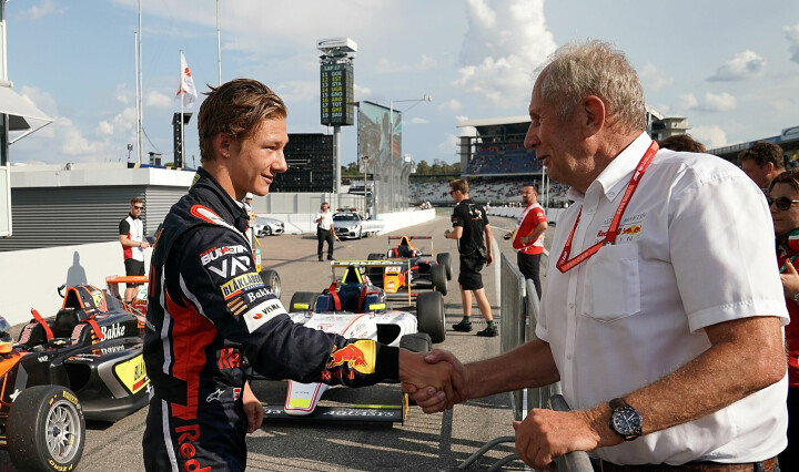 Helmut Marko har fulgt Hauger i mange år, her etter et Formel 4-løp i 2019.