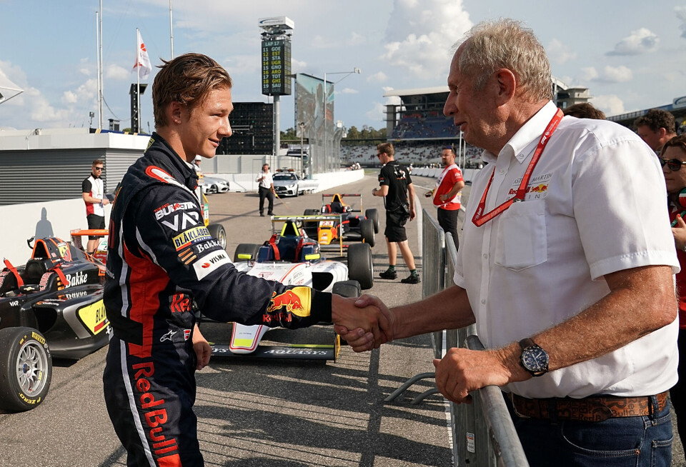 Dennis Hauger og Helmut Marko har samarbeidet i flere år. Her fra Formel 4-løpet på Hockenheim i 2019.