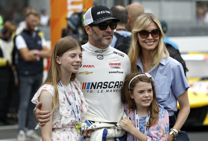 Jimmie Johnson sammen med sin kone Chandra Janway og deres to døtre Genevieve og Lydia under årets utgave av Le Mans.