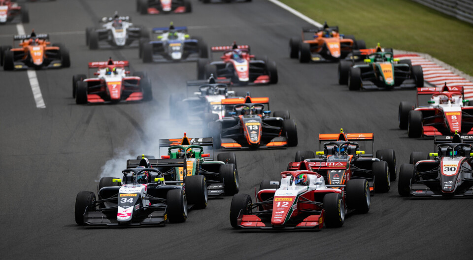 Martinius Stenshorne kjemper om ledelsen mot Andrea Kimi Antonelli - både på banen og i mesterskapet. Begge to forventes å havne i Formel 3 neste sesong.