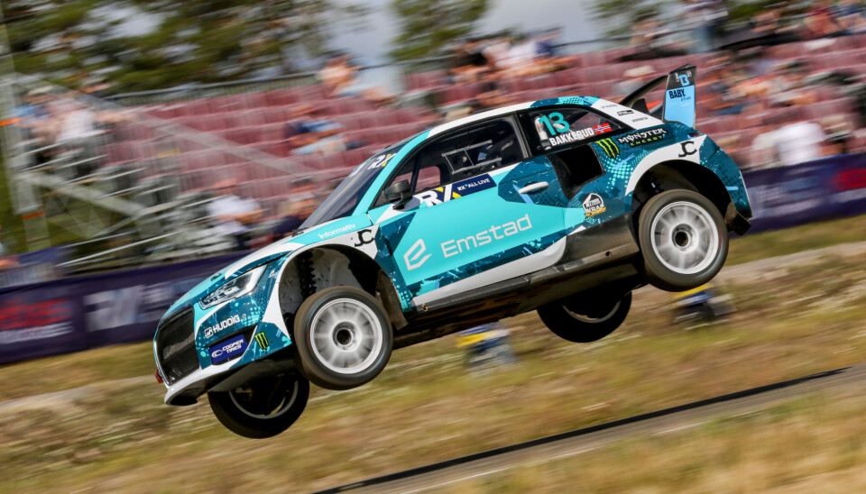 Andreas Bakkerud svever over det klassiske hoppet før målsvingen under EM-runden i Höljes i fjor. I år håper han å være tilbake, kanskje også i VM-klassen hvis alt klaffer.
