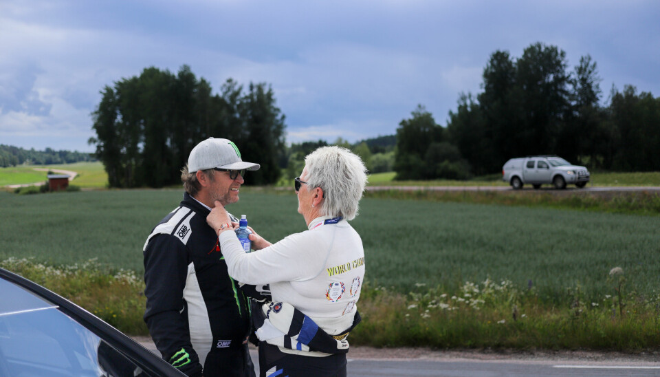Uansett alder og rollefordeling; en mor står alltid over sin sønn, og Tove hadde på ingen måter latt seg skremme over tempoet til Petter i WRC-bilen ute i de värmlandske skoger. For selv rett etter må hun holde kustus på sin snart 50 år gamle sønn.