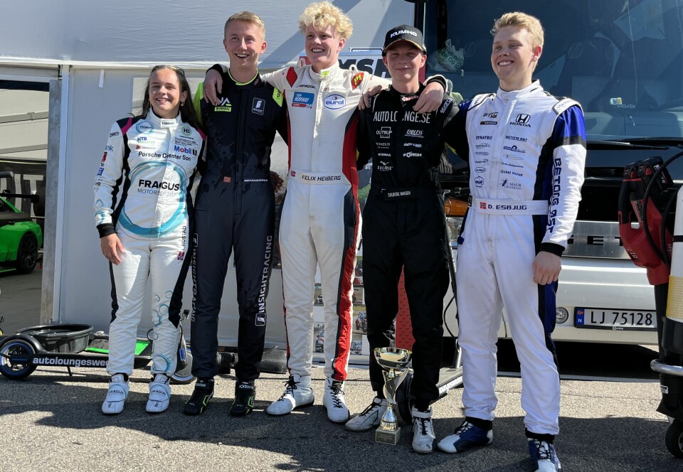 Fem ungdommer som virkelig satte pris på god racing og gode resultater på Falkenberg tidligere i sommer. Fra venstre Isabell Rustad, Niklas Abrahamsen, Felix Heiberg, Marius Solberg Hansen og Didrik Esbjug.