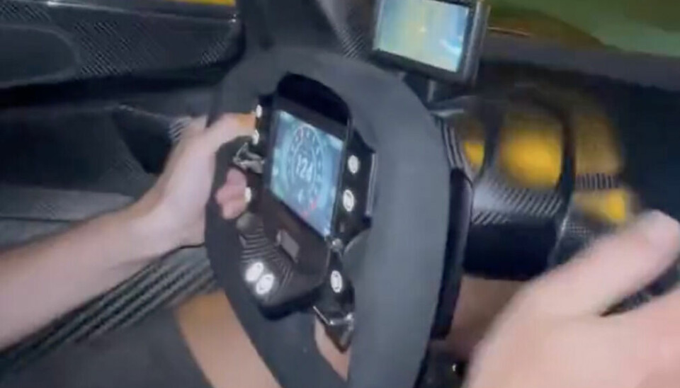 Et skjermdump av videoen som gikk viralt i sosiale medier allerede før anklagene kom viser at Verstappen kjørte i 124 kilometer i timen.