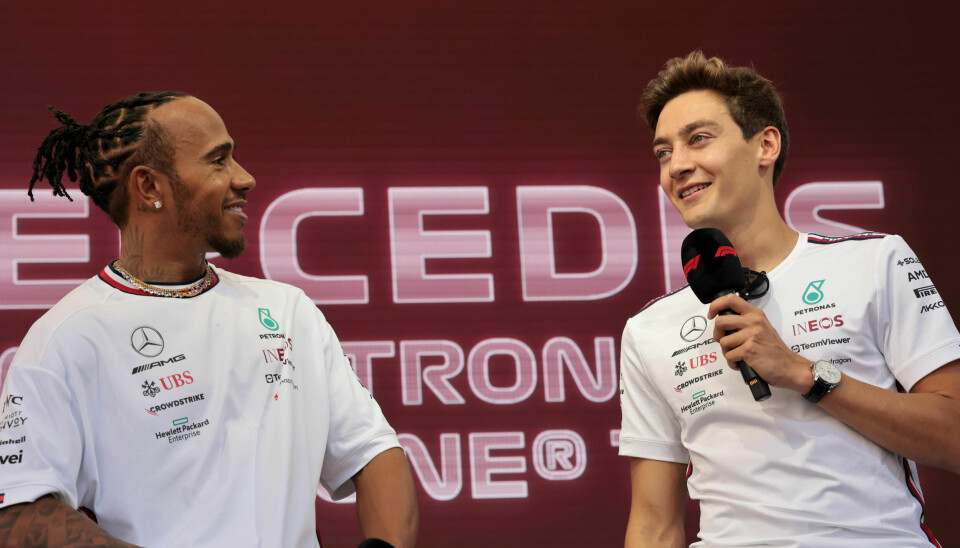 Både Lewis Hamilton og George Russell kan sees i Mercedes-klær i minst to år til.