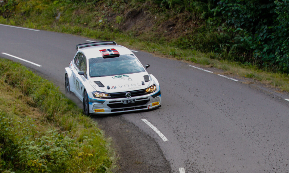 Frank Tore Larsen i aksjon under SS7. Den nyoppbygde bilen har fungert strålende i de to NM-rundene som har gått.