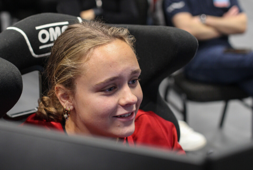 Under fjorårets utgave av 'Bilsporttalentet' sto rallysimulator på programmet, og dette var den første og hittil eneste gangen at Isabell Rustad skrev egne noter. Det skal hun nå øve mer på.