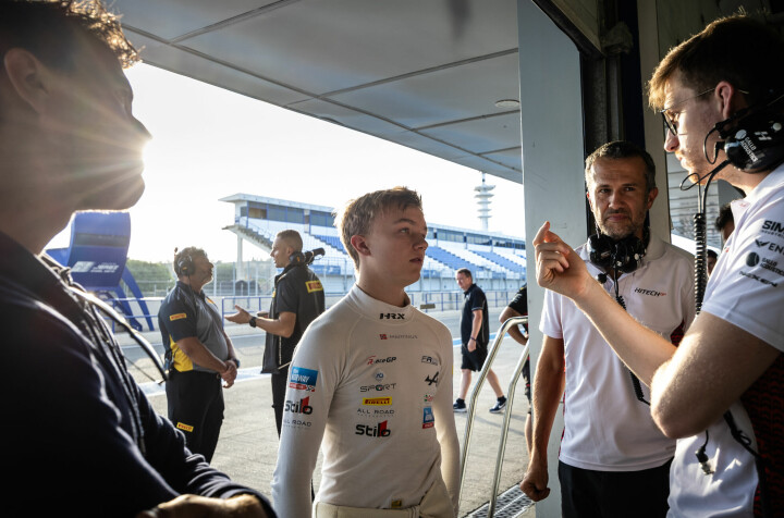 Martinius Stenshorne sammen med Hitech-teamet under den første Formel 3-testen på Jerez-banen.