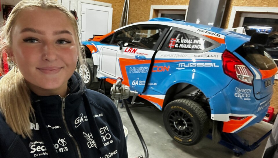 Ikke vanskelig å se at det er ei kry Kristiane Hvaal Engh (19) som oppholder seg mye i garasjen om dagen, når det er slik doning hun nå skal passe på.