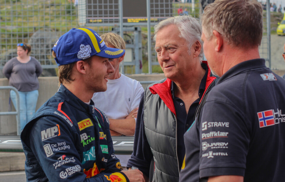 Dennis Hauger sammen med manager Harald Huysman og pappa Tom Erik under fjorårets Porschefestival på Rudskogen.