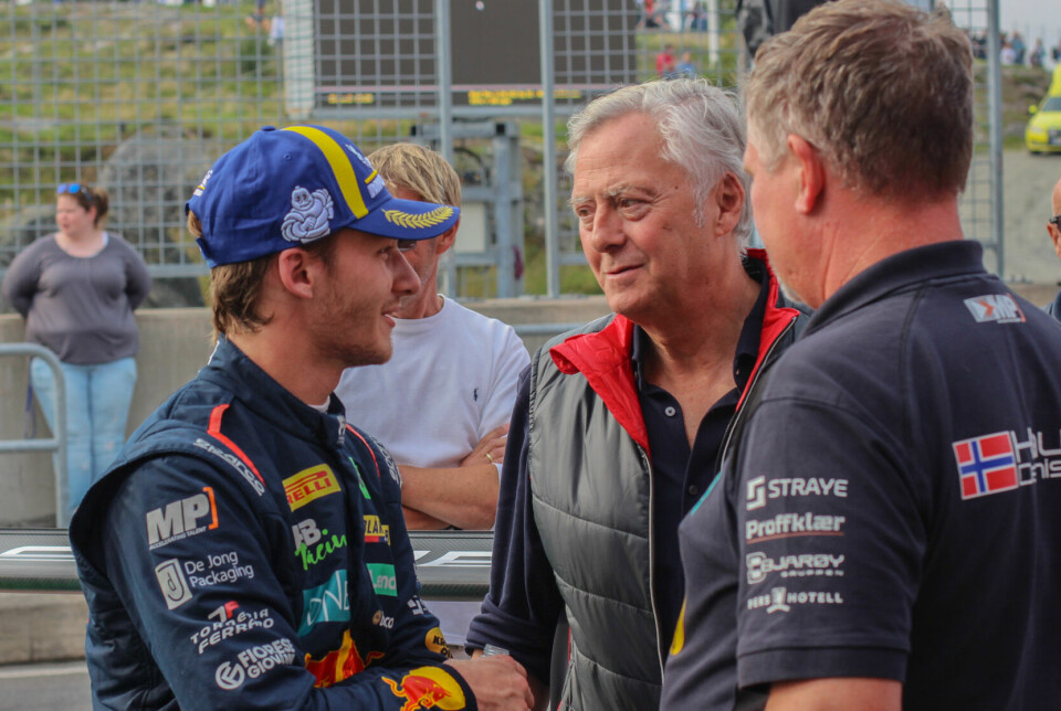 Dennis Hauger sammen med manager Harald Huysman og pappa Tom Erik under årets Porschefestival på Rudskogen.