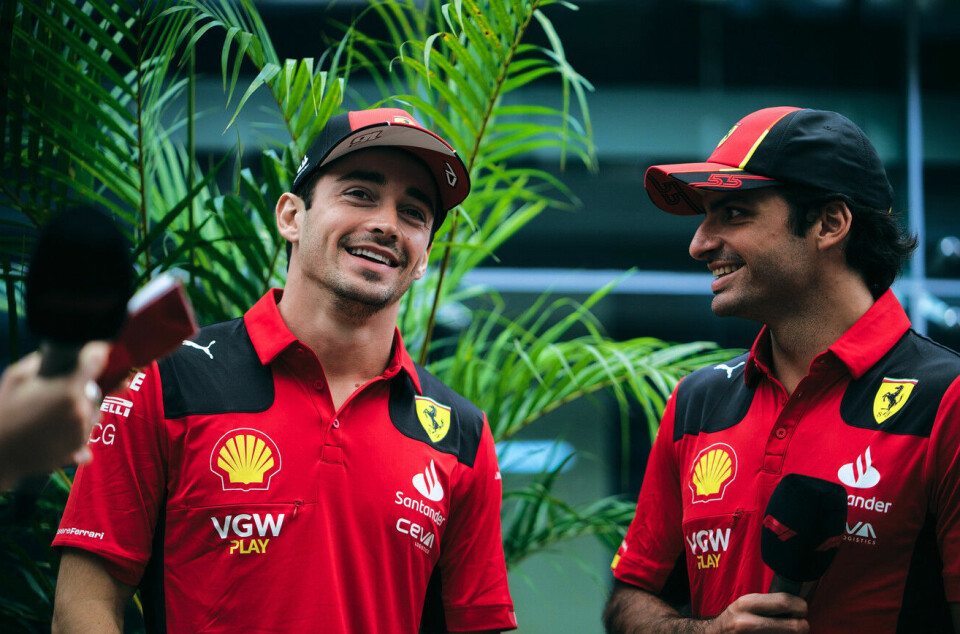 Disse to er på vei inn i sin siste sesong som teamkamerater. Hvor går Carlos Sainz? Og hva tenker Charles Leclerc om at Lewis Hamilton kommer inn i teamet?