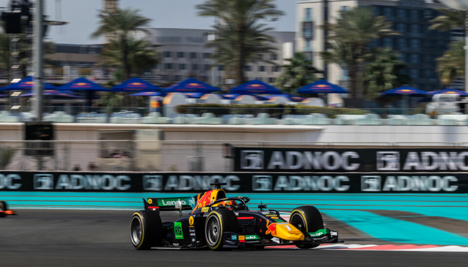 Dennis Hauger i aksjon på Yas Marina Circuit i Abu Dhabi i det som er årets siste løpshelg i Formel 2.