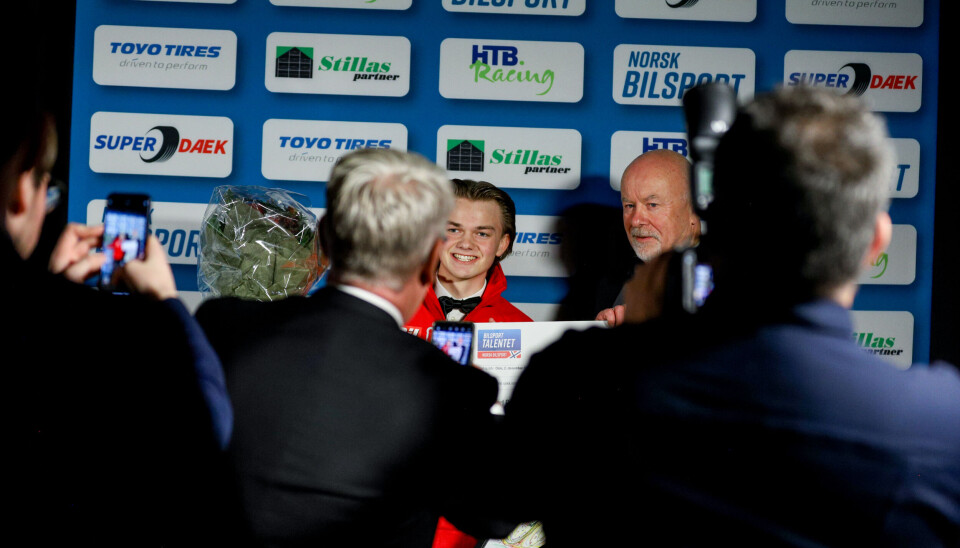 Karl Peder Nordstrand stakk av med det største enketlbeløpet på en sjekk denne kvelden da han vant prestisjefylte Bilsporttalentet. Og det skaper naturlig nok stor oppmerksomhet, her i tospann med Norges Bilsportforbunds president Glenn Mellegaard.