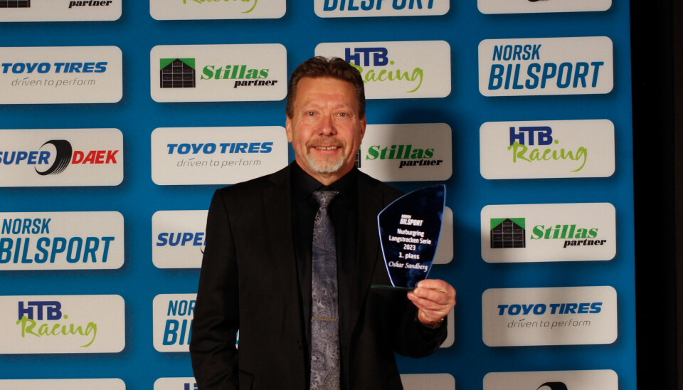Pappa Svein Tore tok imot Oskar Sandbergs pris som totalvinner av årets Nurburgring Langstrecken Serie.