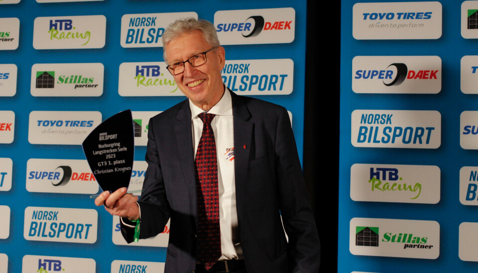 Pappa Jon tok imot Christian Krognes pris som vinner av GT3-klassen i Nurburgring Langstrecken Serie.