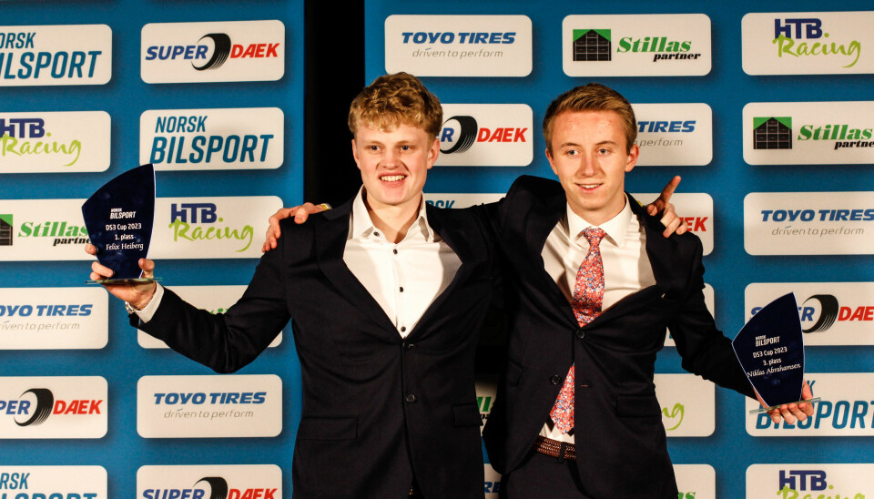 Felix Heiberg og Niklas Abrahamsen med beviset for første- og tredjeplass i DS3 cup.
