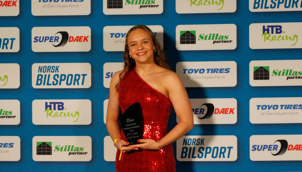 Isabell Rustad med anerkjennelsen for hennes tredjeplass i årets Porsche Sprint Challenge Scandinavia. Rustad var også finalist i Bilsporttalentet.