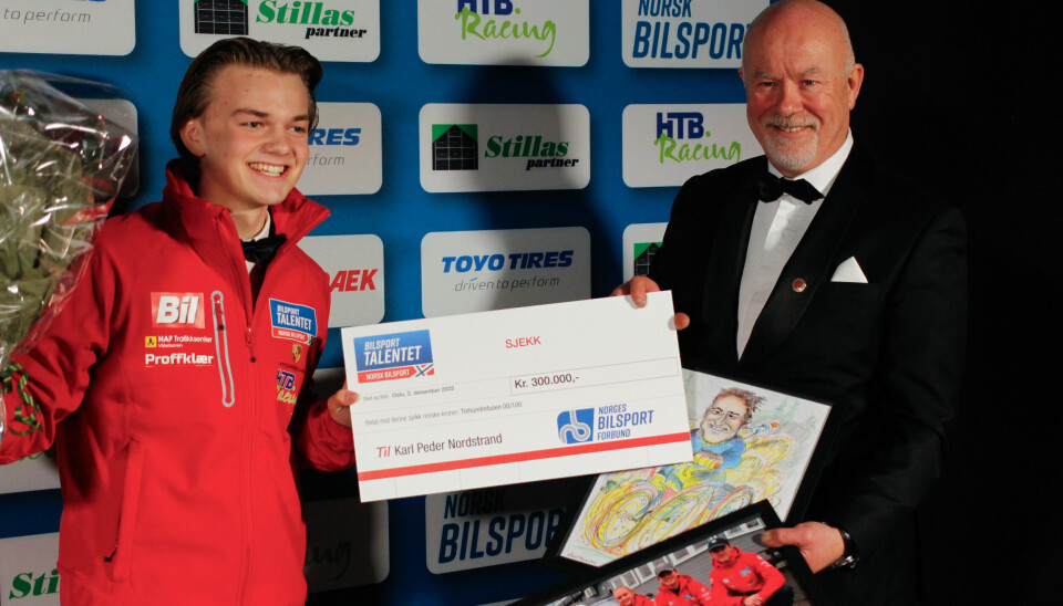 Årets Bilsporttalent Karl Peder Nordstrand sammen med president i Norges Bilsportforbund Glenn Mellegaard.