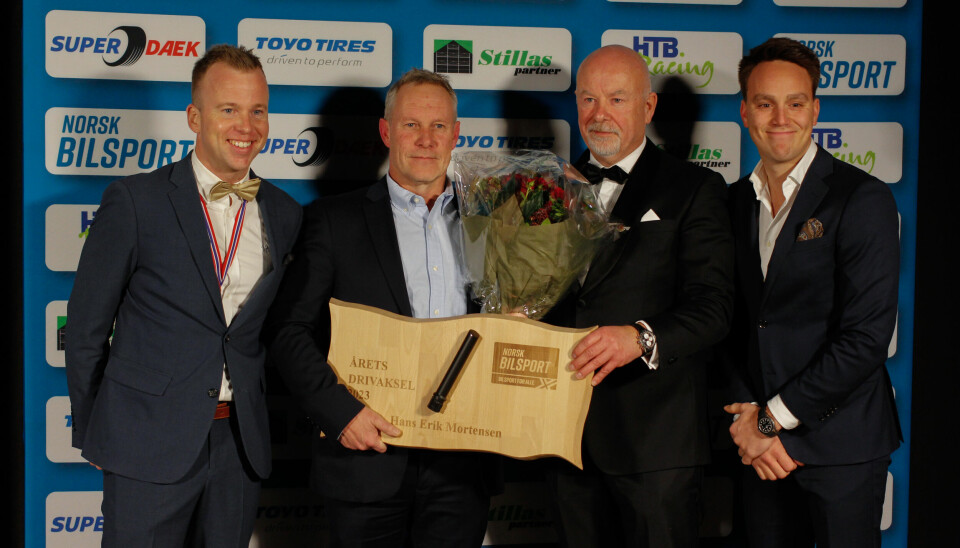 Torstein Eriksen (venstre) delte ut sammen med Ole Christian Veiby (høyre). Her også sammen med president i Norges Bilsportforbund Glenn Mellegaard.