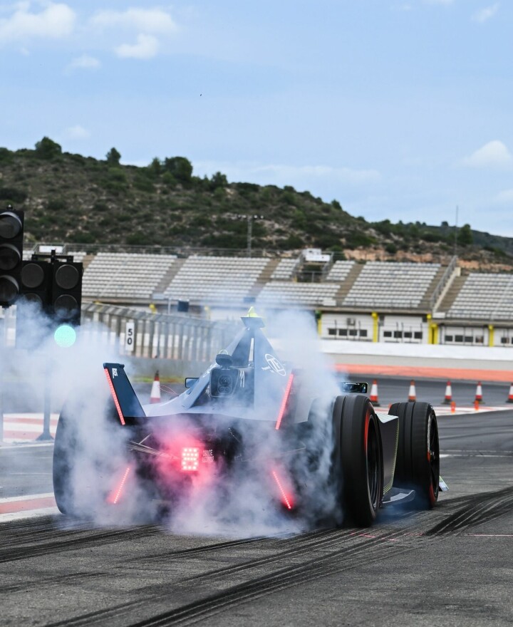 Lucas di Grassi svir av gummi på vei ut av pit under pre season-testingen i Valencia. Om førerne må innom pitlane i løpene i år eller ikke er fortsatt noe uklart.