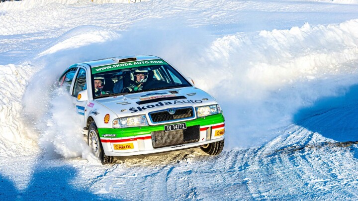 Espen Ytreland Ruud fikk æren av å ratte WRC-bil for første gang i bilen han har kjøpt sammen med Alexander Hvaal, og med nokså begrenset erfaring bak rattet i en firehjulsdreven bil så imponerte han sammen med kartleser Stig Rune Skjærmoen for anledningen.