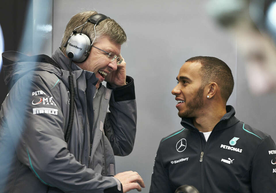 Lewis Hamilton sammen med Ross Brawn før lanseringen av Mercedes-bilen i 2013. 12 år senere kommer han til å forlate teamet.