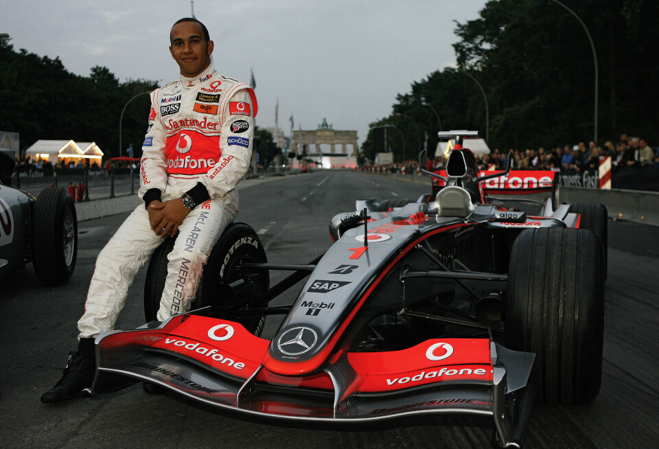 Lewis Hamilton tok i Formel 1-debuten med storm i 2007 og kjørte for McLaren til og med 2012. Fellesnevneren har vært at det alltid har vært en Mercedes-motor som har fått ham framover.