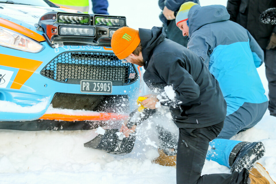 – En heftig treningsøkt, hevder Oscar Solberg i dét det spas til 20 i stil for å få måket vekk den tyngste snøen som holdt hjulene i full spinn over bakken.